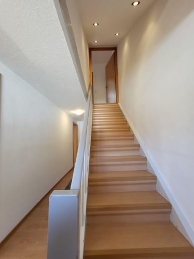 Suerte en Allgäu: elegante casa unifamiliar en ubicación tranquila con taller incluido – Treppe