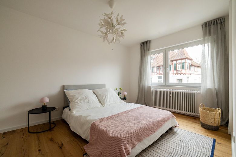 Gotowe do zamieszkania mieszkanie po remoncie: 4 pokoje, balkon i widok na zamek w centrum Königstein – Schlafzimmer