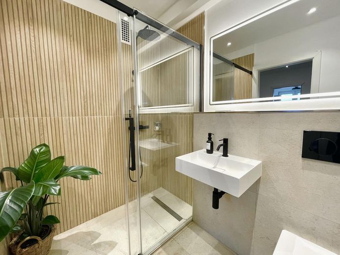 FIRST OCCUPANCY: Renovated dream home with 9th floor long-distance view & balcony - move in & feel at home – Bad