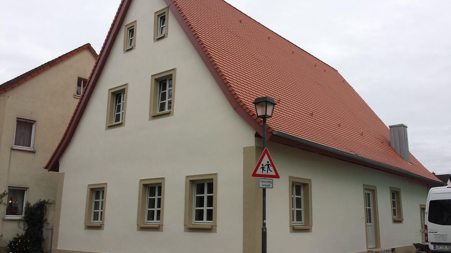 Edificio storico completamente ristrutturato nel centro di Hallstadt – Straßenansicht