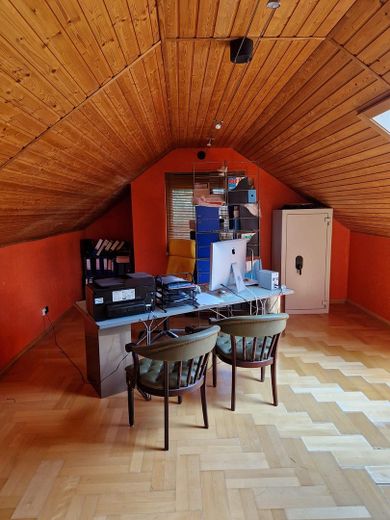 Buero mit Waffenschrank