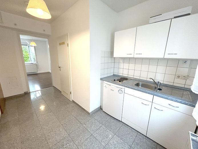 Helle City-Wohnung mit EBK direkt im Zentrum von Kornwestheim – Heller Steinboden