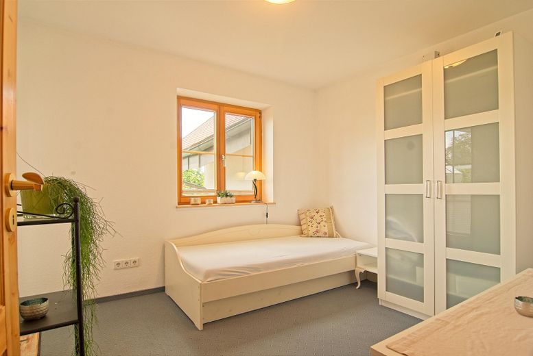 Prestigious A+ country house with in-law apartment on park-like grounds – Gästezimmer