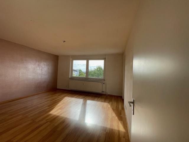 Provisionsfreie lichtdurchflutete 3-Zimmer-Wohnung mit Miele-Küche & Bergblick – sofort verfügbar! – Wohnzimmer