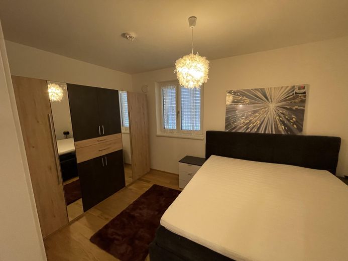 Voll möbliert, auch auf Zeit: exklusive 2-Zimmer-Gartenwohnung in Top-Lage in Freilassing – Schlafzimmer