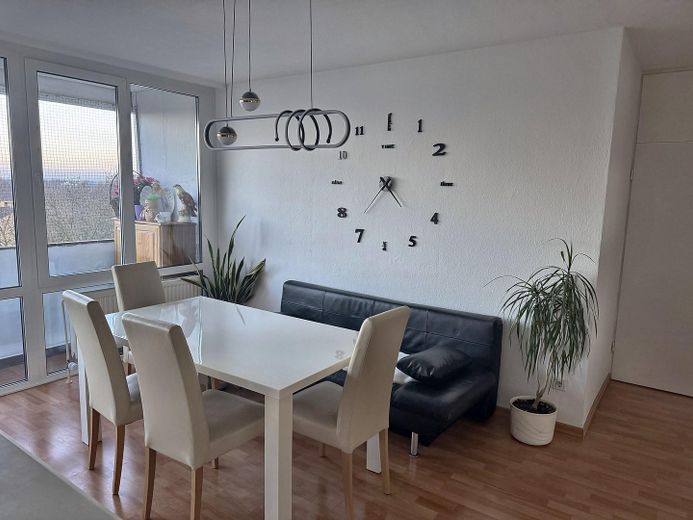Yeni yenilenmiş 3 odalı kat mülkiyetli daire, 75 m², 7. kat, balkonlu, tamamen mobilyalı, 145.950 € – Wohnzimmer mit Essplatz