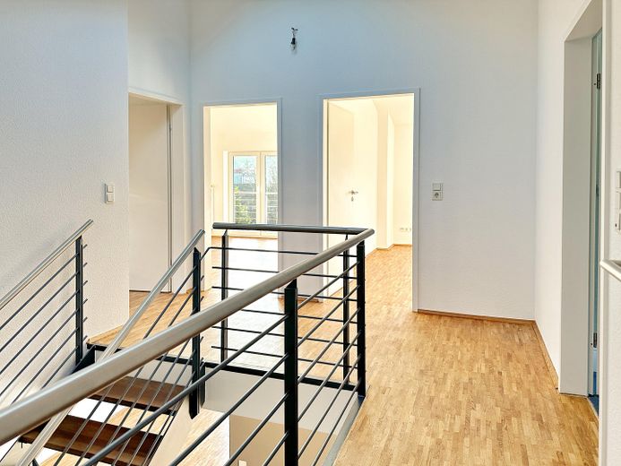 Modernes Wohnhaus mit separater Gewerbeeinheit in ruhiger Citylage – Flur Obergeschoß