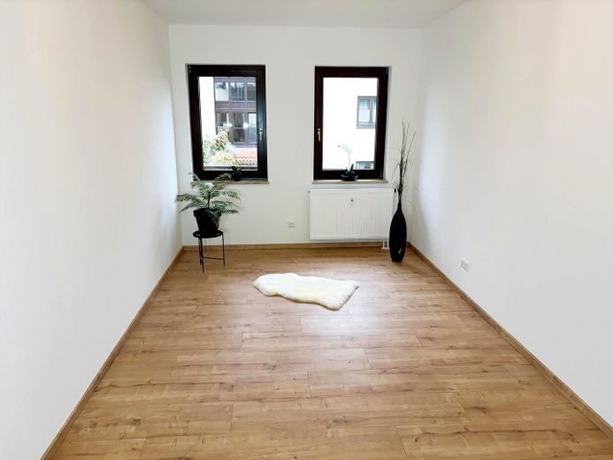 Frisch sanierte stilvolle 2-Zimmer-Wohnung m. Südbalkon in Machern/Erstbezug – Helles Schlafzimmer
