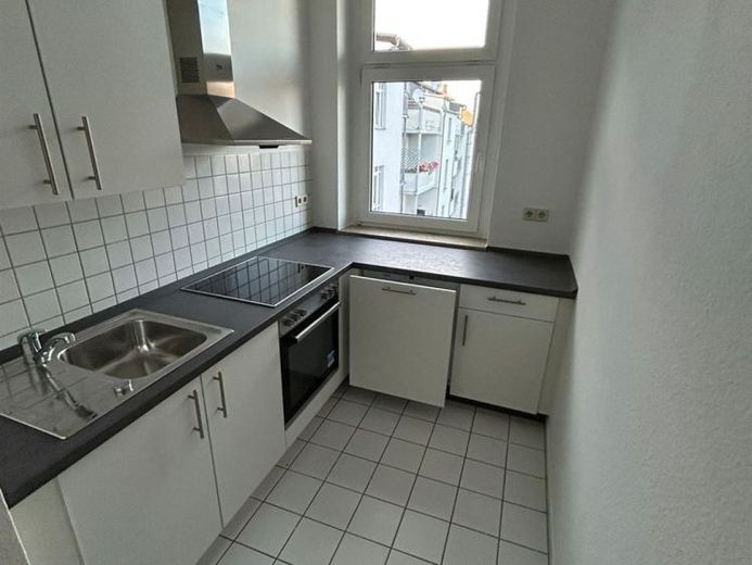 Großzügige und vermietete 2-Zi. mit EBK, 2xBalkon und Laminat in zentraler Lage – Foto 1