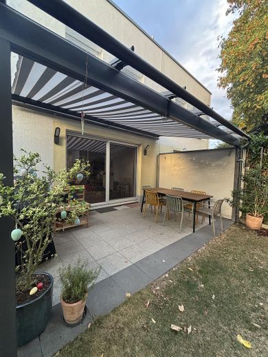 Doppelhaushälfte mit Dachterrasse, Keller, Sauna und Whirlpool, EBK, Photovoltaik, grüner Garten – Terrasse EG