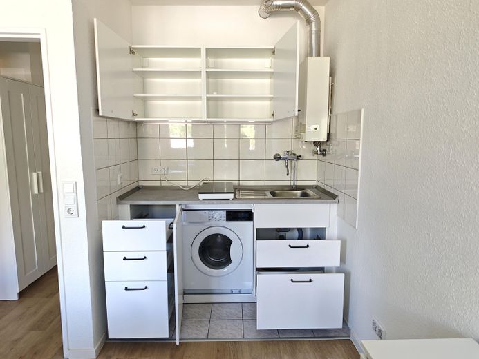 Disponibile da subito: appartamento ristrutturato e arredato di 1 locale con balcone in una posizione privilegiata di Mannheim – Viel Stauraum