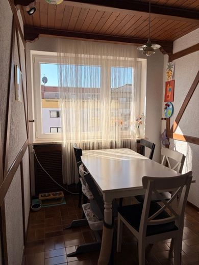 Helle 3-Zimmer-Wohnung mit Südost-Balkon, TG-Stellplatz in Bahnhofsnähe in Esting – Ess/Arbeitszimmer