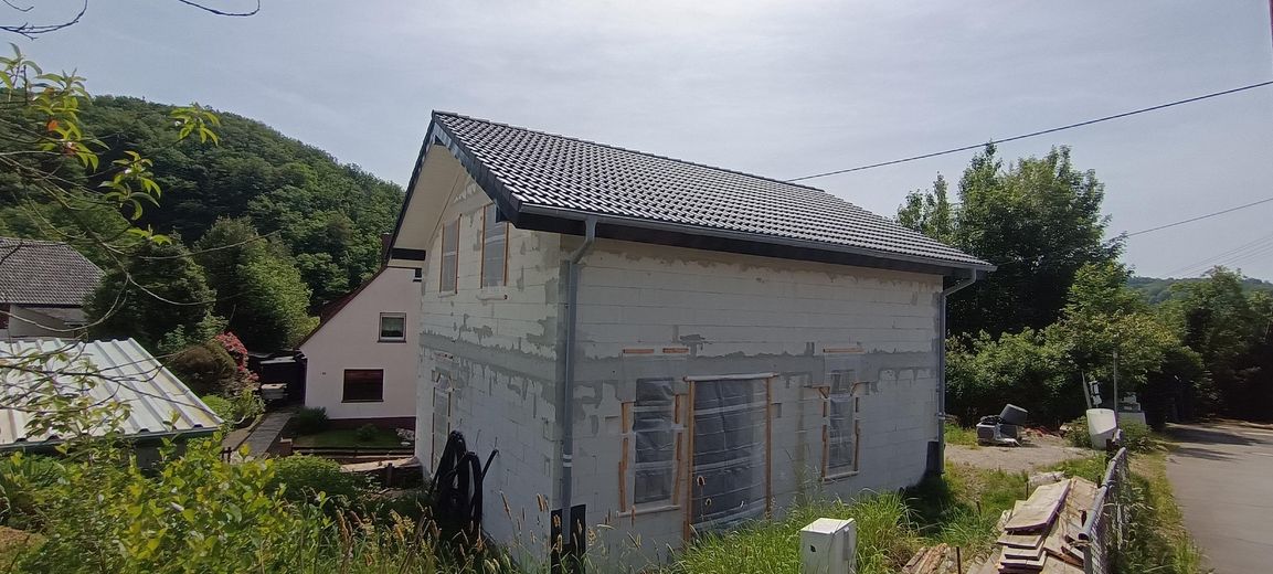 Haus Rohbau Neubau mit Baugenehmigung, Mietkauf möglich – Eigangsansicht von der Strasse