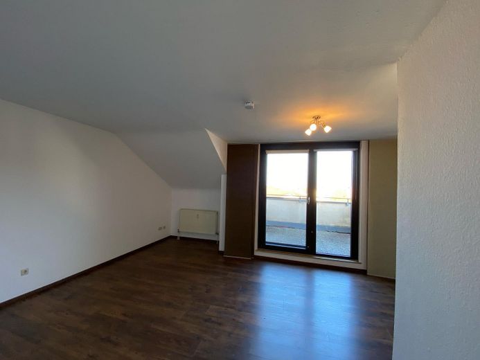 Helles 1-Zimmer-Dachgeschoss-Apartment mit großer Dachterrasse in der Nähe des UKGM – Wohnraum