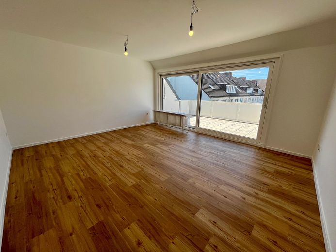 Provisionsfrei: 4-Zimmer-Dachgeschosswohnung mit Südbalkon & Garagenstellplatz in Schwachhausen – Wohn-/Esszimmer