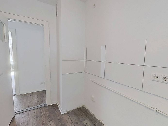 Die Blätter fallen, Ihre Miete auch: Helle 3-Zimmer-Wohnung mit Balkon – Ansicht II: Küche