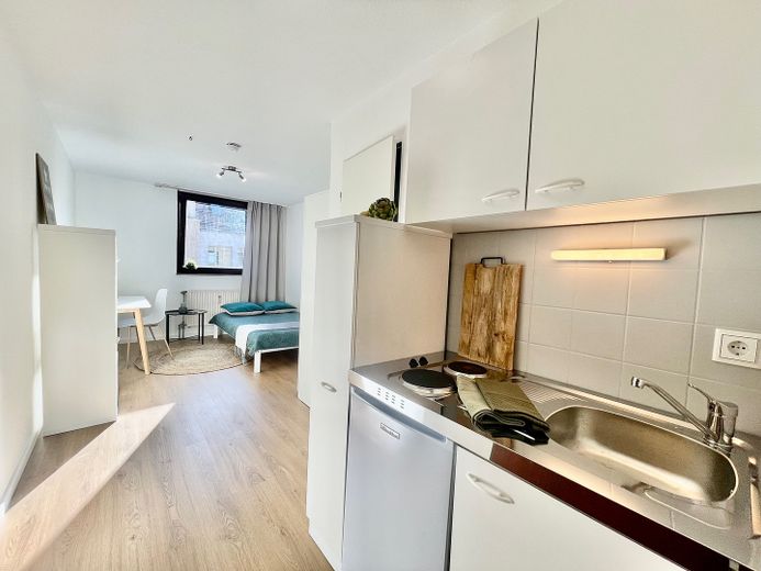 Möbliertes und renoviertes Apartment in Henkestraße 5 Erlangen bei Arcaden und Campus. Ab sofort. – Blick vom Eingang