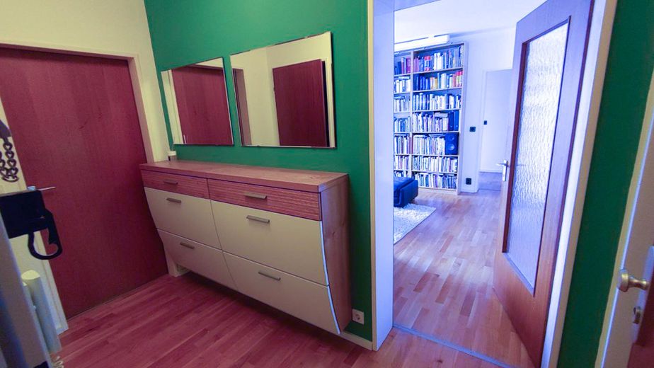 1. Flur, Blick ins Wohnzimmer