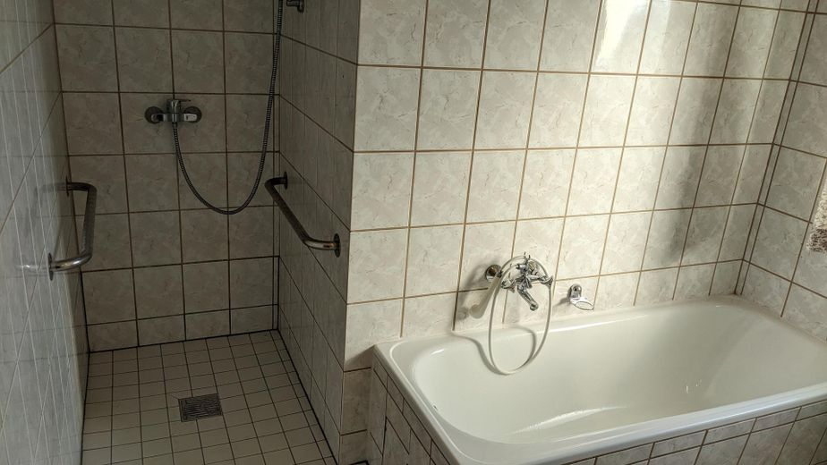 Freistehendes EFH mit Einliegerwohnung, Doppelgarage & großem Grundstück – EG_Bad_2