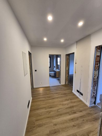 Moderna. Completamente ristrutturata nel 2025. Di alta qualità. – Abitare con stile a Heroldsberg – Flur original