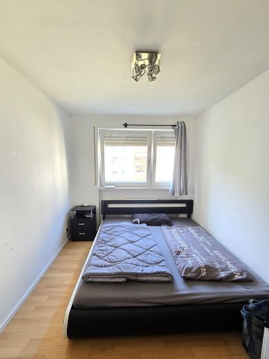 Placement financier avec perspectives – 2 logements loués + parking souterrain | 135 m² | 17.640 € de loyer annuel hors charges – 3,5-Zi.WHG - Büro/Kind