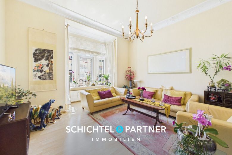 Mitte | Bezugsfrei: Stadtvilla mit 3-Einheiten oder als Einfamilienhaus – S&amp;P | Wohnzimmer
