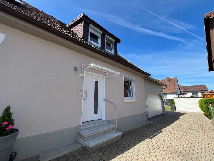 Frisch renovierte Doppelhaushälfte mit neuer Einbauküche und kleinem Garten! – Photo 1