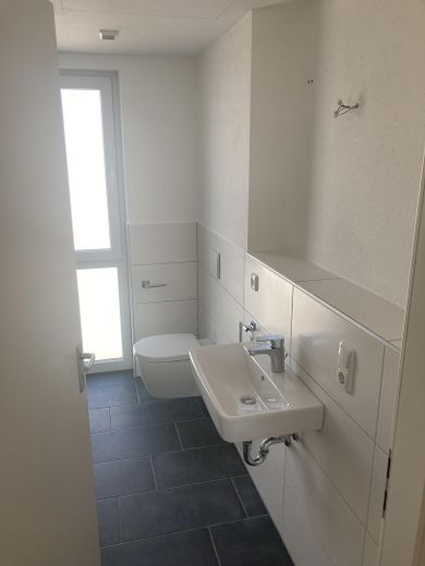 2 ZKB, Einbauküche, Dachterrasse, Keller, Neubau 2018 – Bad mit Dusche und Fenster