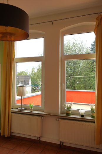 Charme historique. Confort de vie moderne. Un chez-soi avec du caractère. – Küche Blick Terrasse