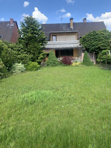 Doppelhaushälfte mit zwei Einliegerwohnungen und viel Privatsphäre – Gartenansicht