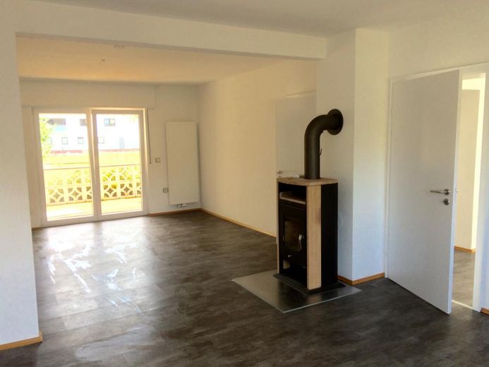 Einfamilienhaus mit 5 Zimmern ab sofort zu vermieten – Wohnzimmer mit Kaminofen