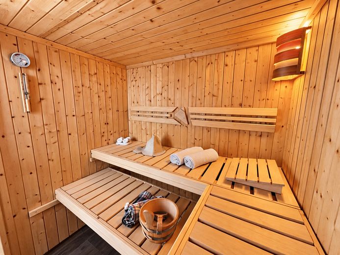 Winkelbungalow mit Sonnenterrasse und großzügigem Wohnambiente – Sauna 1