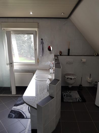 Top Maisonettewohnung mit Balkon, EBK und Klimaanlagen zu vermieten – फोटो 6