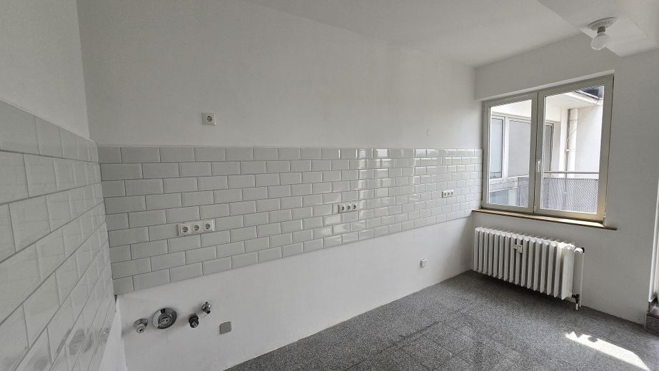 Ampio appartamento ristrutturato di 5 locali al piano in Rüttenscheid con balcone, bagno per gli ospiti, ascensore, 4° piano – Küche leer