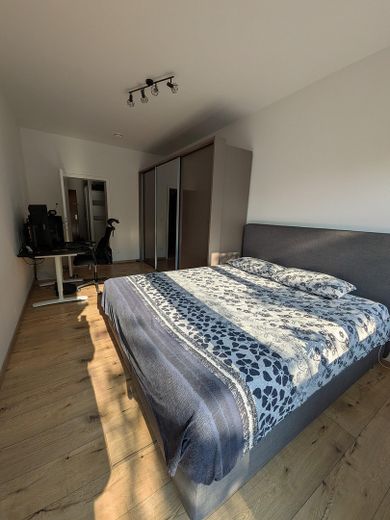 3-pokojowe mieszkanie w Alt-Moosach, 3 minuty do U3, wśród zieleni i z dużą ilością słońca. Bez prowizji! – Schlafzimmer