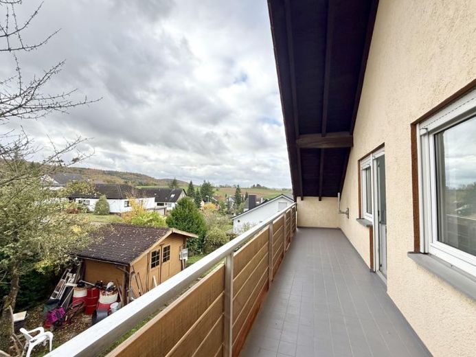 Neu renovierte 4-Zimmer-Dachwohnung mit Balkon und Blick ins Grüne – ruhiges Wohnen nahe Bretten – Foto 1