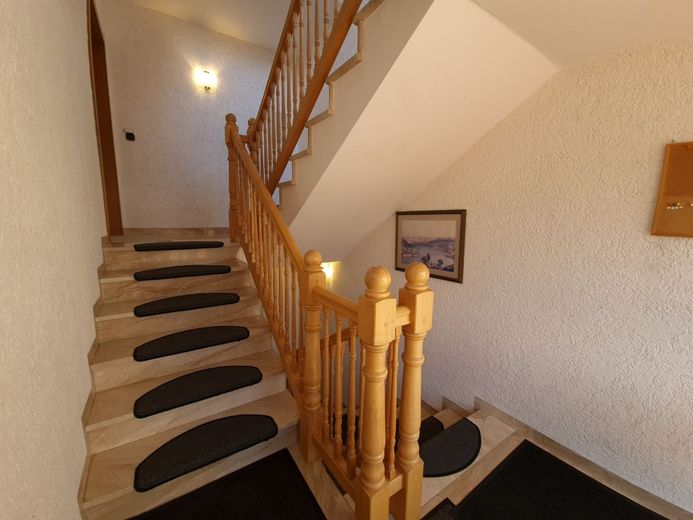 **PROVISIONSFREI** Top modern renoviertes Zweifamilienhaus in Breitengüßbach – Treppenhaus Eingangsbereich
