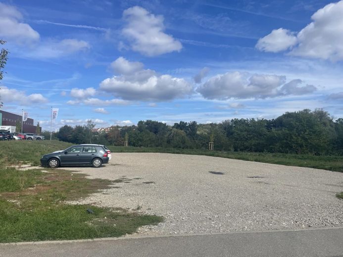 Außenfläche 1.211m² - 780m² geschottert – Zufahrt von Straße