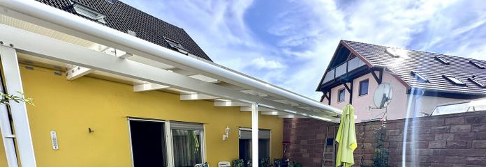 ładne mieszkanie 5-pokojowe z kuchnią i łazienką, zadaszonym tarasem, ogrodem ze stawem koi, garażem i miejscem parkingowym – bez opłat administracyjnych – Terrasse, Koi-Teich und Garten