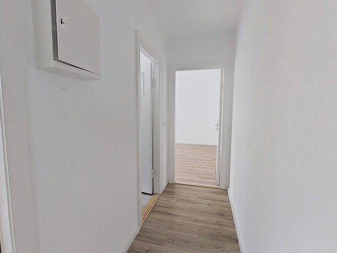 Moderne 2-Zimmer-Wohnung mit EBK in fußläufiger Nähe zum Stadtpark – Flur