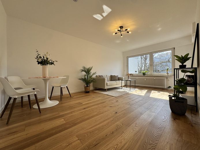 Ubicación perfecta, renovada con materiales de alta calidad: exclusivo apartamento de 3 habitaciones – Wohnzimmer 4