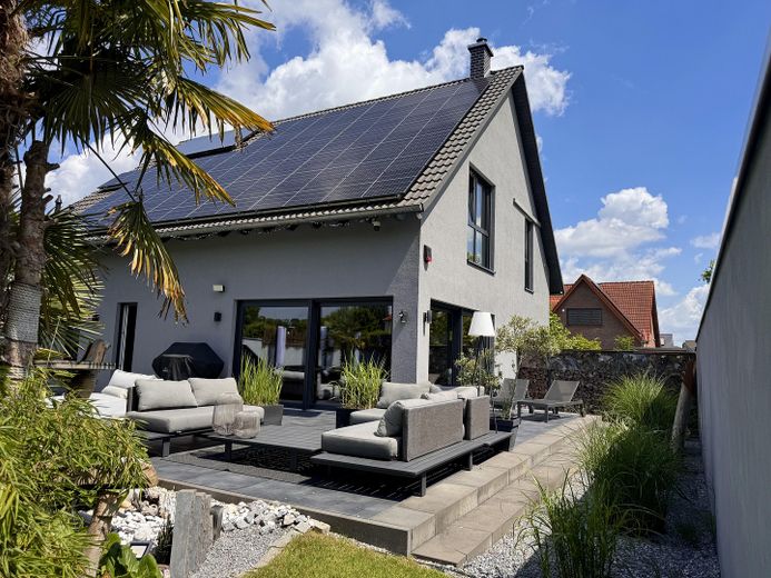 Modernes Premiumhaus mit High-End-Ausstattung und nahezu energieautarker Technik in Herford – Hausansicht vom Garten