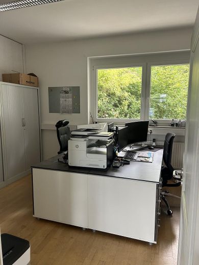 Vielseitig nutzbare Gewerbeeinheit mit Verwaltung und großer Freifläche in Illertissen zu mieten – Büroarbeitsplatz