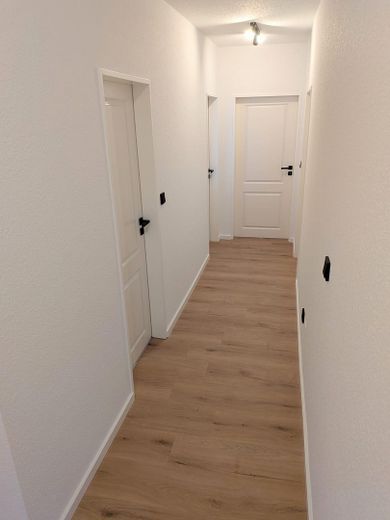 Jasne, świeżo wyremontowane mieszkanie 3-pokojowe z balkonem od strony południowej i wspaniałym widokiem na Bad Driburg – Ansicht Flur