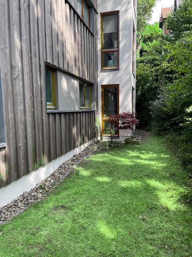 Wohnen, wo Hamburg zur Elbe hinabsteigt – Garten Seitenweg