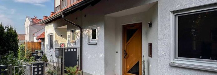 Привлекательный двухквартирный дом с западной террасой, кафельной печью и гаражом в тихом месте