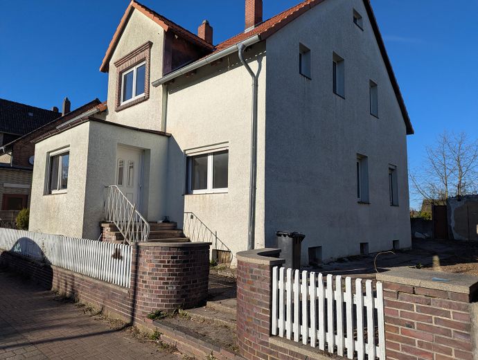 Großzügiges Sanierungsobjekt mit Einliegerwohnung – viel Potenzial für Familien oder MFH – Haus Frontansicht