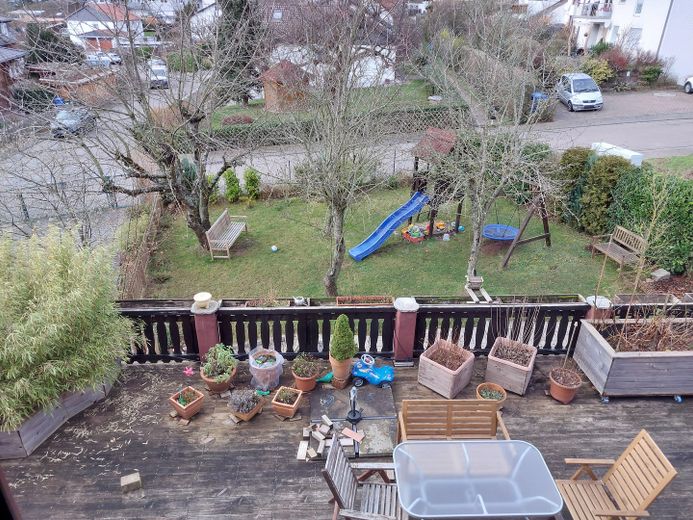 Große Terrasse und Garten