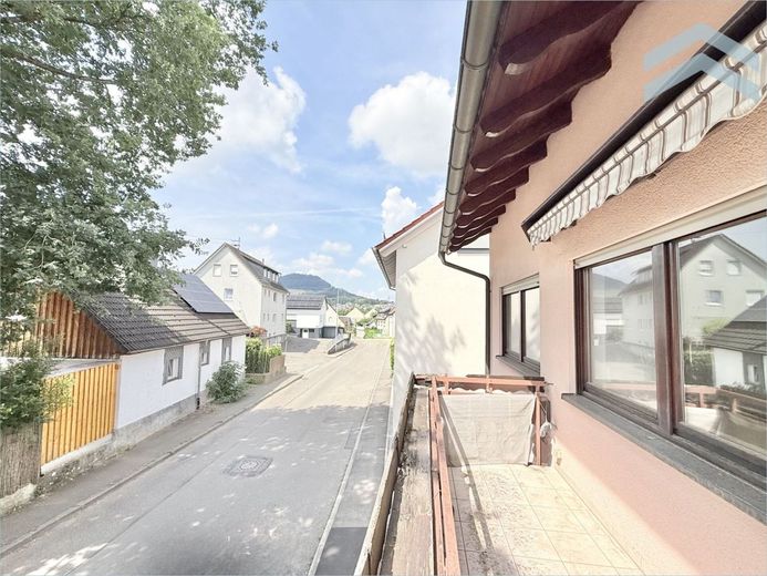 Ausbaufähiges Eigenheim mit großem Gartengrundstück &amp; Garage – Balkon