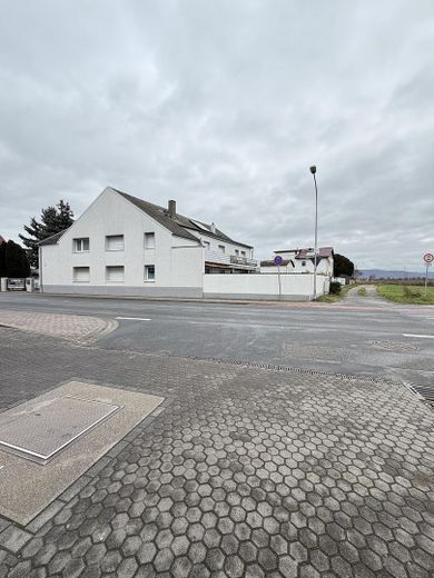 1–2 Familienhaus mit ca.300 m² Wfl.auf großzügigem 1.050-m²-Grundstück–ideal für Wohnen und Arbeiten – Hausansicht